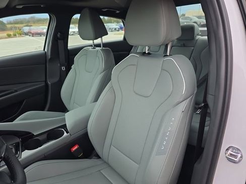 New 2025 Hyundai Elantra Limited image 30