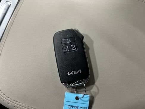 Used 2024 Kia Carnival EX FWD image 27