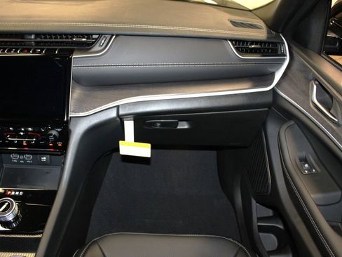 New 2025 Jeep Grand Cherokee Limited w/ Luxury Tech Group II image 31