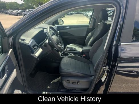 Used 2023 Volkswagen Taos SE w/ Panoramic Sunroof Package FWD image 4