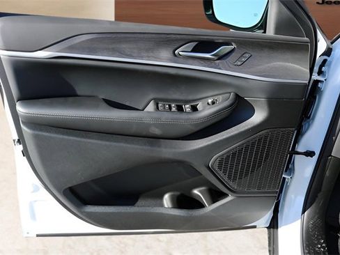 New 2025 Jeep Grand Cherokee Limited image 10