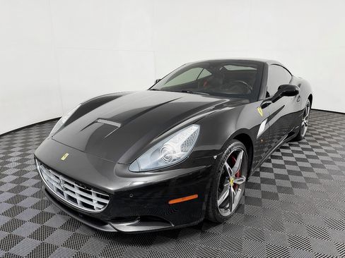 Used 2014 Ferrari California RWD image 2