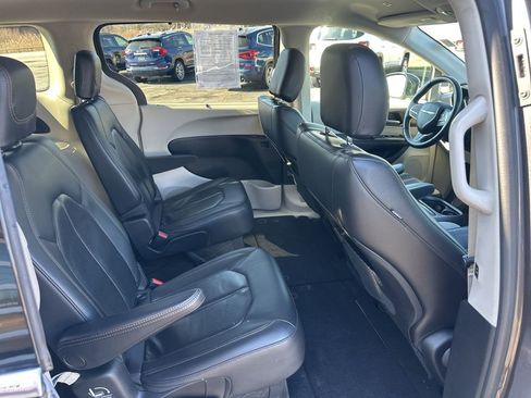 Used 2018 Chrysler Pacifica Touring-L image 37
