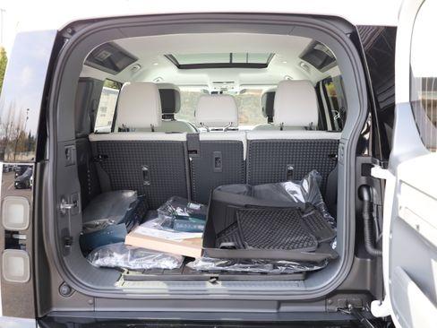 New 2026 Land Rover Defender 110 X-Dynamic SE AWD/4WD image 16