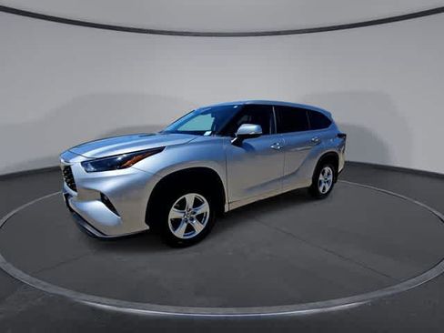 Used 2024 Toyota Highlander LE AWD/4WD image 4