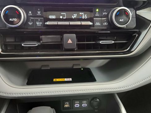 Certified 2024 Toyota Highlander XLE AWD/4WD image 32
