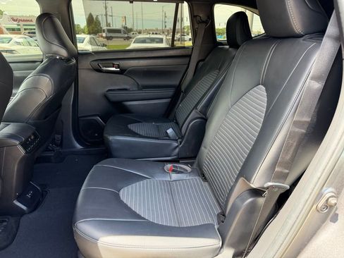 Used 2023 Toyota Highlander XSE FWD image 11