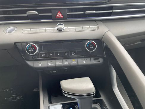 Used 2025 Hyundai Elantra SEL image 17