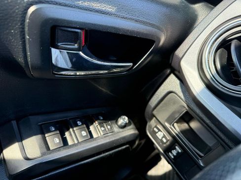 Used 2016 Toyota Tacoma TRD Sport w/ Towing Package image 25