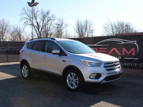 Used 2017 Ford Escape SE w/ Equipment Group 201A FWD image 4