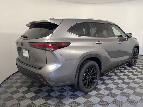 Used 2025 Toyota Highlander XLE FWD image 24