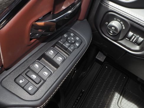 New 2025 RAM 2500 Limited image 32