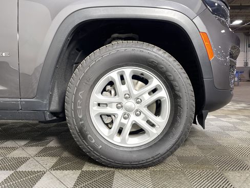 Used 2024 Jeep Grand Cherokee Laredo w/ Luxury Tech Group I image 7