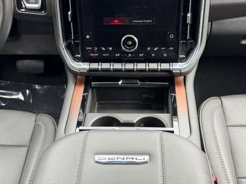 Used 2025 GMC Yukon XL Denali AWD/4WD image 15