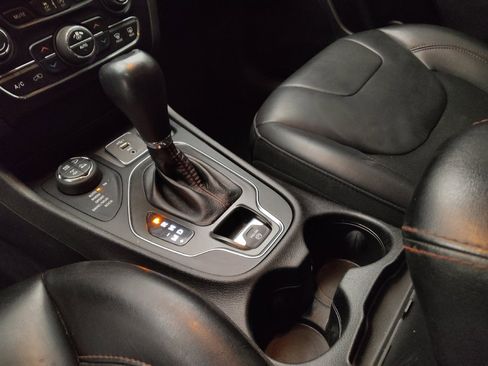 Used 2019 Jeep Cherokee Trailhawk w/ Cold Weather Group AWD/4WD image 26