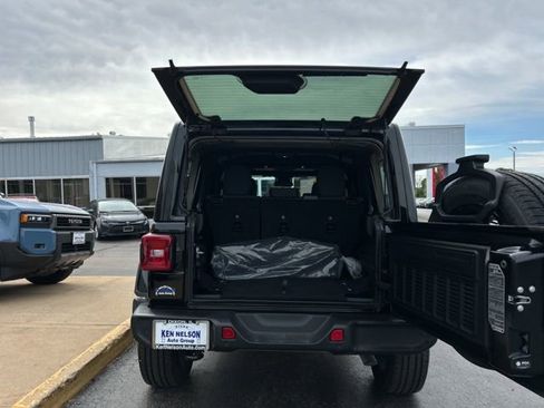 Used 2025 Jeep Wrangler Unlimited Sahara w/ Safety Group AWD/4WD image 11