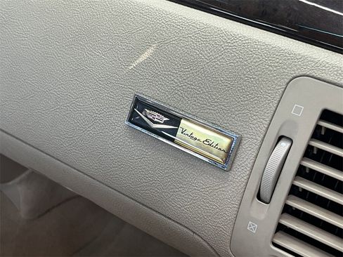 Used 2011 Cadillac DTS Luxury image 10