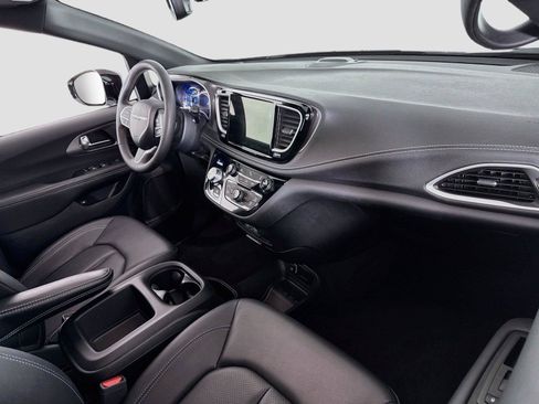 Used 2025 Chrysler Pacifica Select FWD image 22