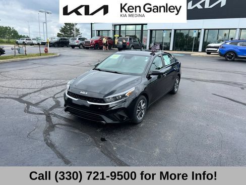 Certified 2023 Kia Forte LXS FWD image 3