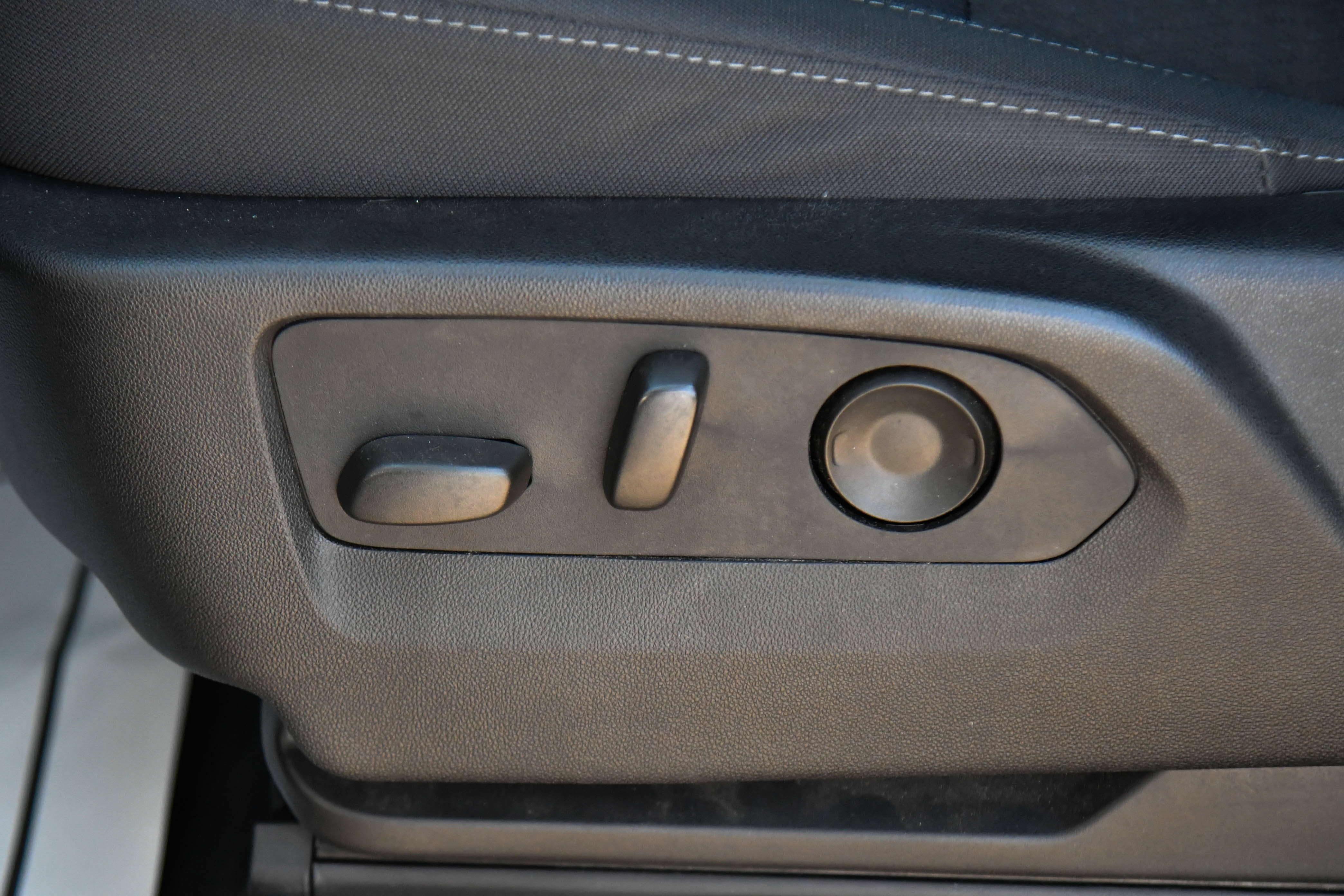 Used 2024 GMC Yukon SLE AWD/4WD image 16