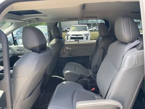 Used 2021 Toyota Sienna XLE w/ XLE Plus Package AWD/4WD image 18