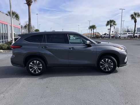 Used 2021 Toyota Highlander XLE image 6