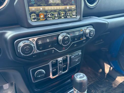 Used 2023 Jeep Wrangler Unlimited Sahara w/ Cold Weather Group AWD/4WD image 21