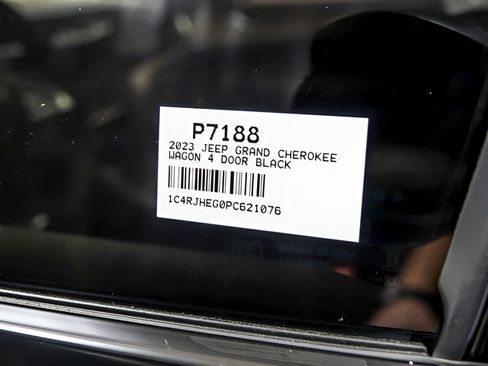 Used 2023 Jeep Grand Cherokee Summit AWD/4WD image 33