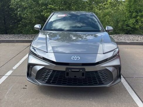 Used 2025 Toyota Camry SE FWD image 1
