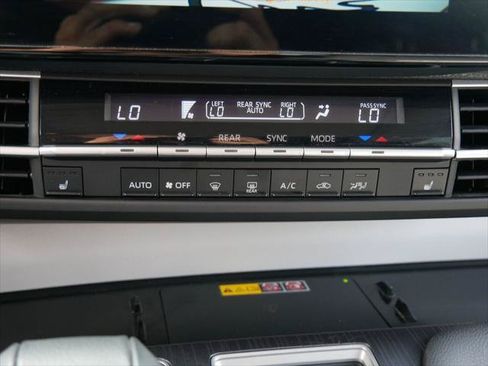 Certified 2025 Toyota Sienna XLE FWD image 17