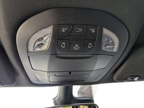 Used 2025 Chrysler Pacifica Select FWD image 19