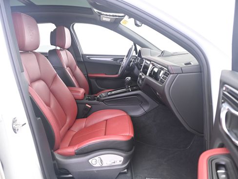 Certified 2024 Porsche Macan S AWD/4WD image 23