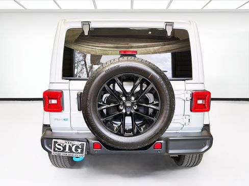 Used 2024 Jeep Wrangler Unlimited Sahara w/ Technology Group AWD/4WD image 5
