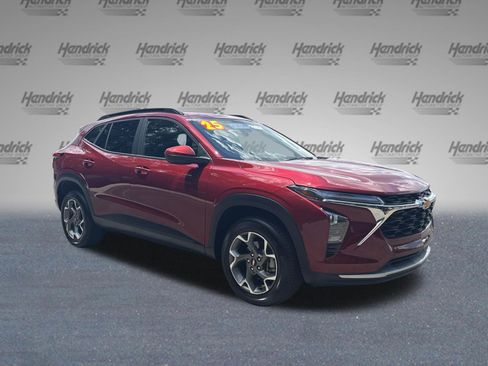 Used 2025 Chevrolet Trax LT FWD image 6