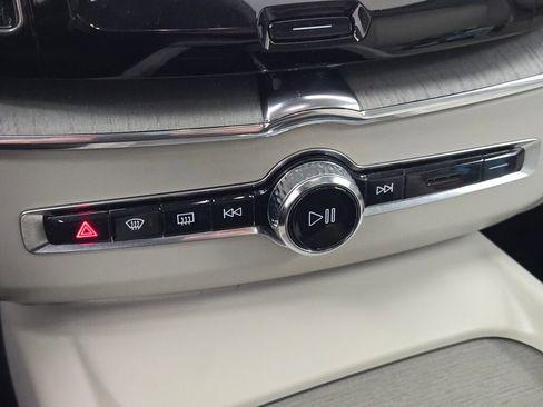 Used 2023 Volvo XC60 B5 Plus image 29