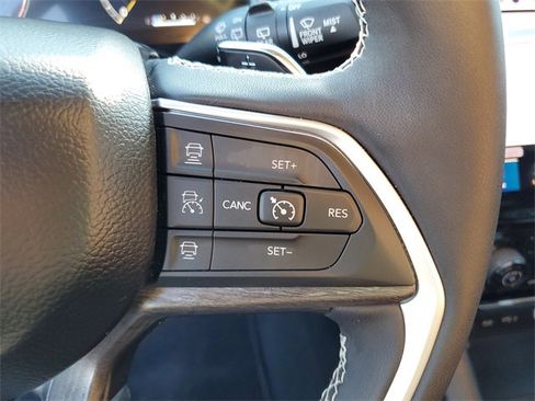 Used 2025 Jeep Grand Cherokee Limited w/ Luxury Tech Group II image 31