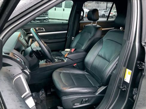 Used 2017 Ford Explorer XLT w/ Equipment Group 202A image 7