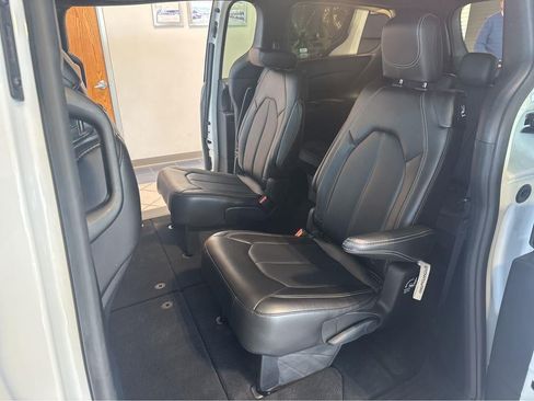 Used 2025 Chrysler Pacifica Select FWD image 30