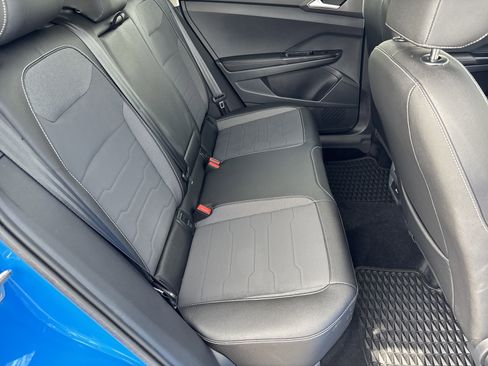 Certified 2025 Volkswagen Taos SE image 11