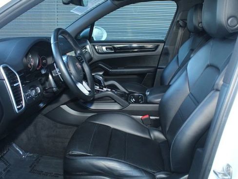 Certified 2022 Porsche Cayenne image 5