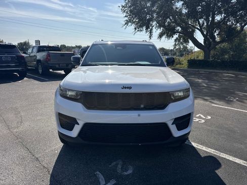 Used 2024 Jeep Grand Cherokee Altitude image 9