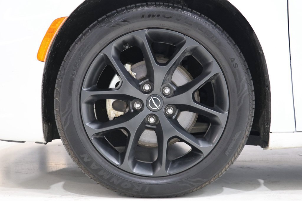 Used 2025 Chrysler Pacifica Limited FWD image 9