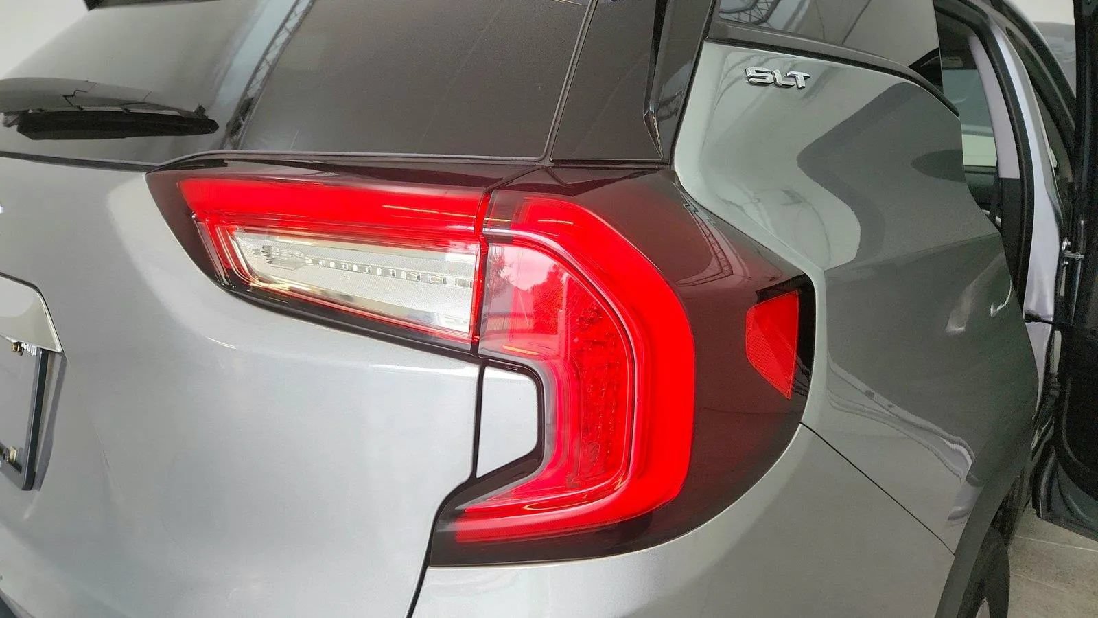Used 2024 GMC Terrain SLT AWD/4WD image 31