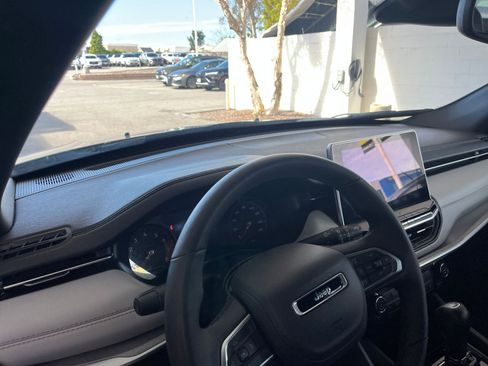 Used 2025 Jeep Compass Limited image 35