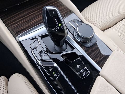 Certified 2023 BMW 530e w/ Executive Package image 18