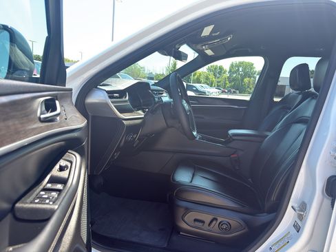 Used 2025 Jeep Grand Cherokee Limited AWD/4WD image 11
