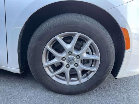 Used 2022 Chrysler Pacifica Touring-L w/ Uconnect Theater Family Group image 6