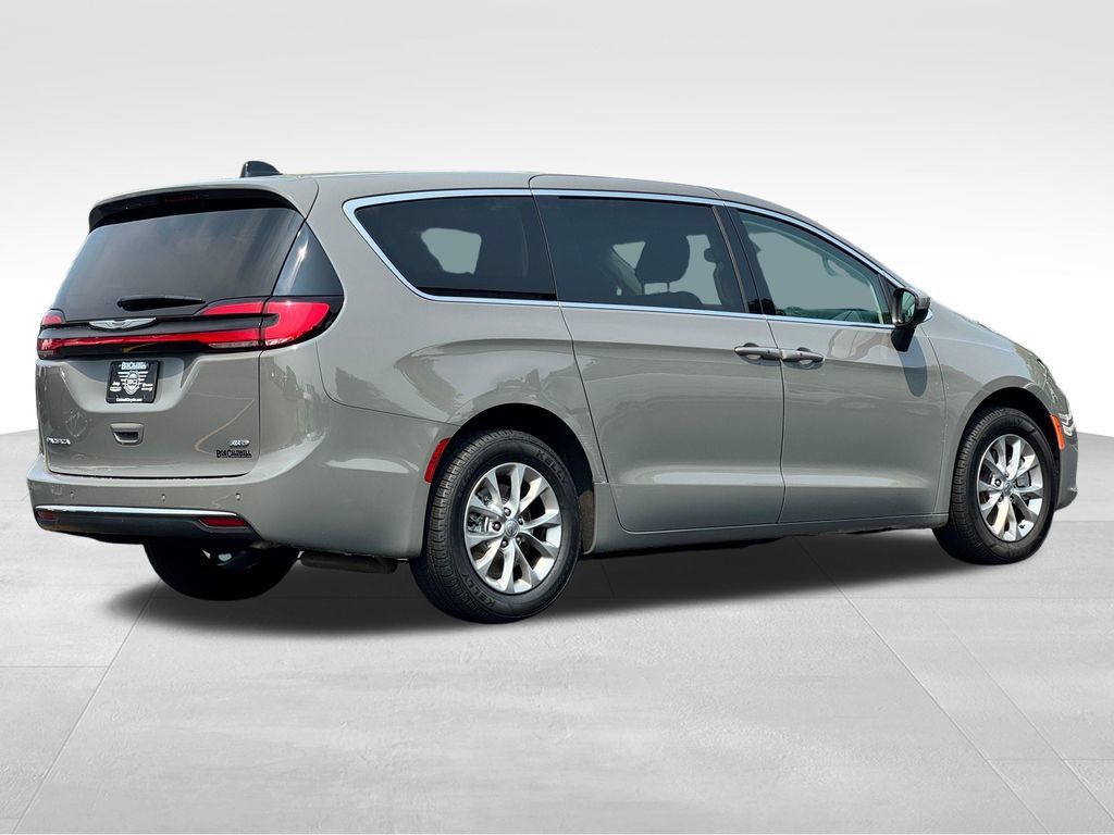 Used 2023 Chrysler Pacifica Touring-L AWD/4WD image 7
