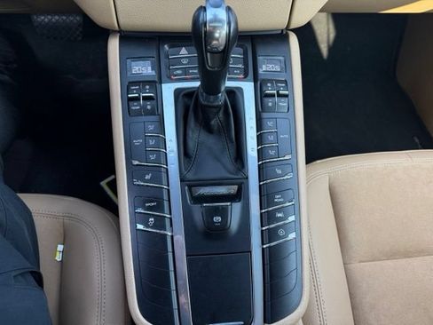 Used 2018 Porsche Macan AWD/4WD image 22