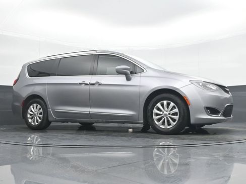 Used 2019 Chrysler Pacifica Touring-L image 33